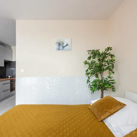 Cozy Modern Astoria Magic Orange Old Town Apartment