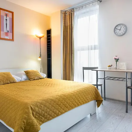 Cozy Modern Astoria Magic Orange Old Town Apartment